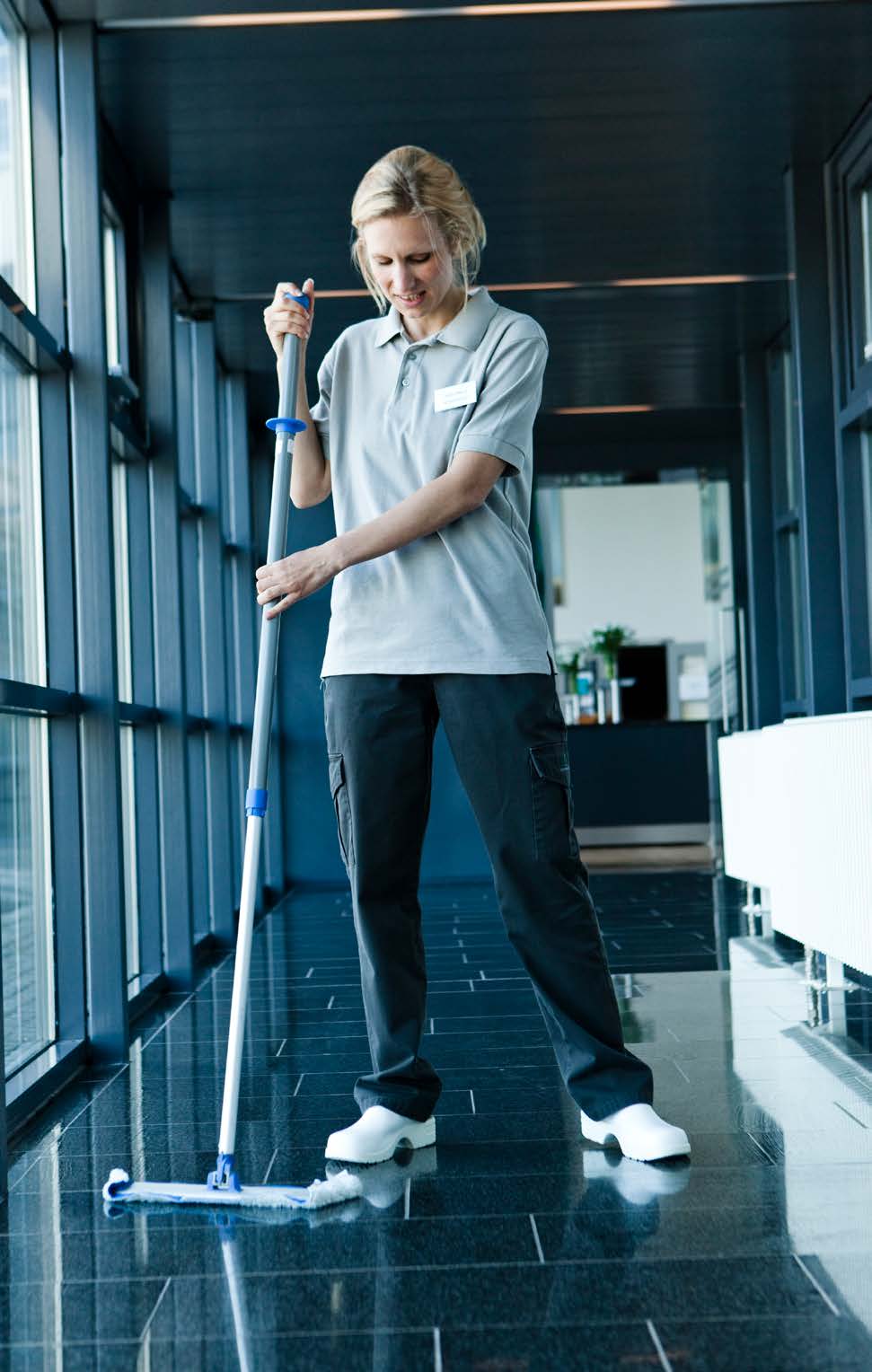 Gulvrengøring med rengøringsvogn og mopper